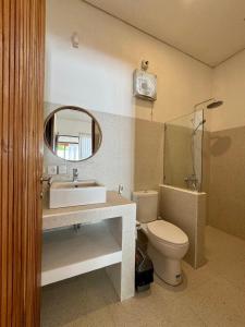 Et badeværelse på Kia Kaha Peaceful 2BR 2BA Villa with Pool in Bukit