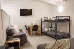 TV a/nebo společenská místnost v ubytování BATHURST GOLDFIELDS MOTEL at 428 CONROD STRAIGHT MOUNT PANORAMA