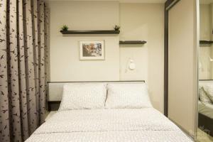 a bedroom with a white bed and a window at The Base 88-67 F5 in Pattaya +10 photos