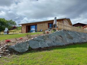 摩泽尔河畔圣莫里斯Chalet in St Maurice near Ballon d'Alsace的房屋前有石墙的房子