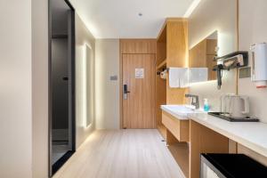 Køkken eller tekøkken på The Screen Hotel Hangzhou East St ation-Zhanongkou Metro + 40 billeder