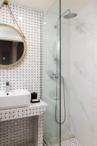 Ένα μπάνιο στο Downtown Deluxe Apartment on Tsimiski - By Nuvia Domus