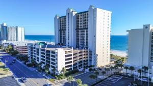 Private Ashworth Resort Direct Oceanfront View New في ميرتل بيتش: اطلالة جوية على مدينة مع المحيط