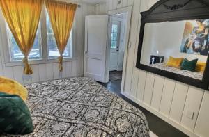 Giường trong phòng chung tại Luxury Island Bungalow MINS to Beach & UF Flagler Hospital