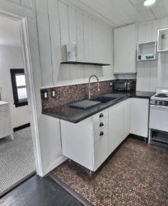 Nhà bếp/bếp nhỏ tại Luxury Island Bungalow MINS to Beach & UF Flagler Hospital