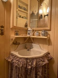 a bathroom with a sink and a mirror at Casa Patagónica con Vista al Lago y Jardín Ideal Familias en Bariloche in San Carlos de Bariloche +30 photos