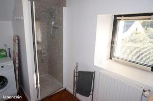 een douchecabine in een badkamer met een raam bij Ty Yé in Sarzeau