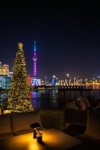 Un árbol de Navidad con una ciudad iluminada por la noche. en Banyantree Shanghai On the Bund - Tales rooftop bar boasts a jaw-dropping panoramic vista, en Shanghái