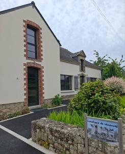 een wit huis met een bord ervoor bij Ty Yé in Sarzeau +6 foto's