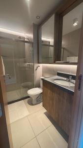 a bathroom with a toilet and a sink and a shower at Apt beira-mar no Eco Resort Praia dos Carneiros in Praia dos Carneiros