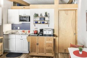 Bon Terraにある315B Drift Away | European Villageの小さなキッチン(白いキャビネット、電子レンジ付)