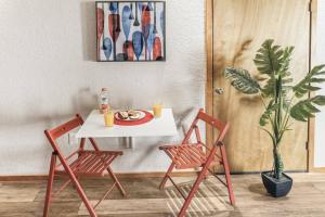 Bon Terraにある315B Drift Away | European Villageのテーブル(椅子2脚付) +17枚の写真