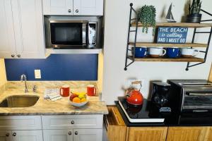 Bon Terraにある315B Drift Away | European Villageの- キッチンカウンター(シンクにフルーツを入れたボウル付)