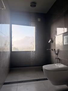 WayanadIdam home stay的带马桶和窗户的浴室