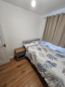 Un dormitorio pequeño con una cama y una ventana. en Victor's guesthouse, en Waterford