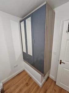 Una gran puerta de vidrio en una habitación con piso de madera. en Victor's guesthouse, en Waterford