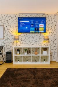 TV a/nebo společenská místnost v ubytování Landvue Stays Modern 2 Bed 2 Bath Apartment with free parking!