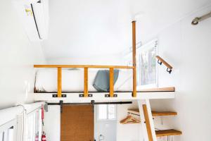 een kamer met een stapelbed in een tiny house bij Hidden Camp's Loft House by Tiny Away in Kanighan