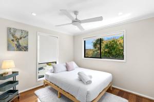 Postel nebo postele na pokoji v ubytování Coastal Comfort, BBQ, Yard, Pet-Friendly Stay