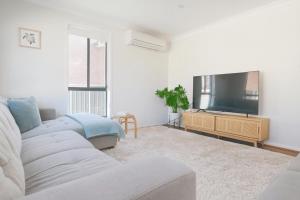 TV a/nebo společenská místnost v ubytování Coastal Comfort, BBQ, Yard, Pet-Friendly Stay