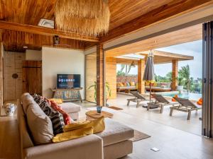 Μια τηλεόραση ή/και κέντρο ψυχαγωγίας στο Hidden Gem The Palms 6Br Sea View Private Pool