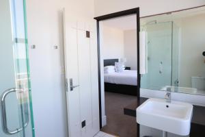 ネイピアにあるThe Dome Boutique Apartmentsのバスルーム(シンク付)、バスルーム(ベッド付) +89枚の写真