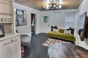 Χώρος καθιστικού στο Minutes 2 Nights of Lights Downtown St George Street UF Flagler Hospital Beach