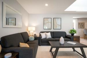 Χώρος καθιστικού στο Modern Napa 3BD Wine Country Escape with Pool and Spa