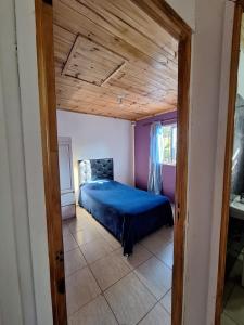 En eller flere senge i et værelse på Depto colonia caroya