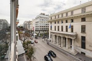 una vista di una strada cittadina con auto in transito di Tsimiski View CityCenter Boutique Suite - By Nuvia Domus a Salonicco