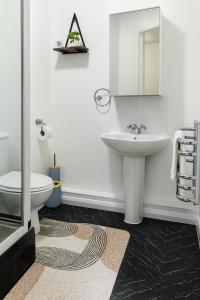 Fotografie z fotogalerie ubytování Landvue Stays Modern 2 Bed 2 Bath Apartment with free parking! v destinaci Coventry + 34 fotografií