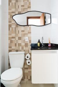 阿拉亚尔-杜卡布Cobertura na Orla da Praia Grande的配有白色马桶和镜子的浴室