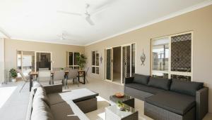 Posezení v ubytování Seednest 7 bedroom beach house Pool &Game Room