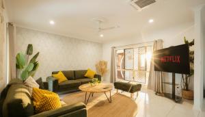 Posezení v ubytování Seednest 7 bedroom beach house Pool &Game Room