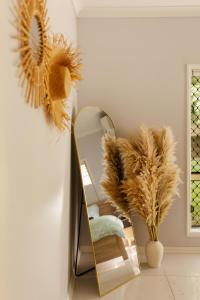 TV a/nebo společenská místnost v ubytování Seednest 7 bedroom beach house Pool &Game Room