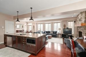 O bucătărie sau chicinetă la Luxury Chalet-Walk to Beach/Village w Mtn View