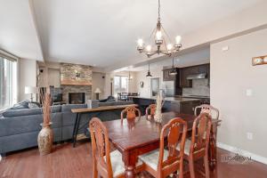 O bucătărie sau chicinetă la Luxury Chalet-Walk to Beach/Village w Mtn View +37 fotografii