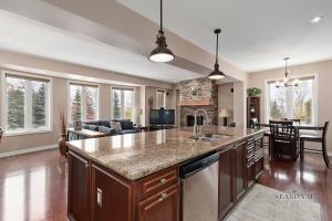 O bucătărie sau chicinetă la Luxury Chalet-Walk to Beach/Village w Mtn View