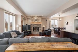 Posezení v ubytování Luxury Chalet-Walk to Beach/Village w Mtn View