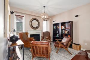 Posezení v ubytování Luxury Chalet-Walk to Beach/Village w Mtn View