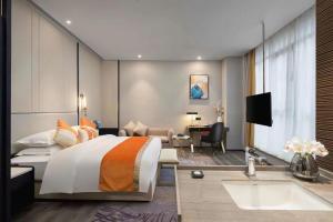 Meisu Huanman Hotel Changsha IFS Wuyi Square Branch في تشانغشا: غرفة فندقية مع سرير وحمام +11 صورة
