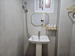 Wŏnsanjŏng달달마실 204호的浴室里有洗手池和镜子