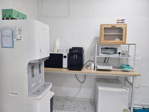 Wŏnsanjŏng달달마실 204호的厨房里有一张桌子，桌子上摆放着各种电器。 更多10张照片