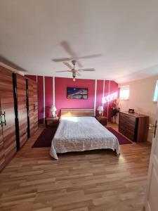 Postel nebo postele na pokoji v ubytování Dom Gościny Jaś i Małgosia