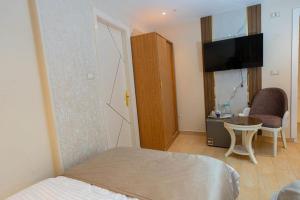 カイロにあるlotus view El tahrirのベッドとテーブルとテレビのある寝室