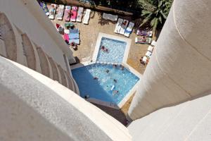 una vista aérea de una piscina con gente en ella en Torres Gardens-Fincas Benidorm, en Benidorm