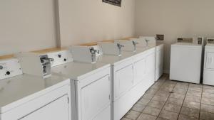 een kamer met een rij witte apparaten bij Gated 2 Double Bed Studio with Full Kitchen 108 in Baton Rouge