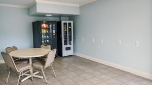 een eetkamer met een tafel en stoelen en een koelkast bij Gated 2 Double Bed Studio with Full Kitchen 108 in Baton Rouge +8 foto's