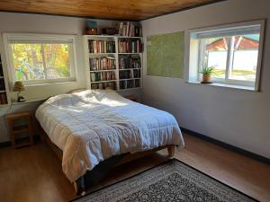 Postel nebo postele na pokoji v ubytování Unit A farm at 420