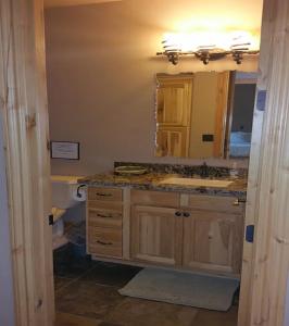 ein Badezimmer mit Waschbecken und Spiegel in der Unterkunft Highland Mesa Getaway in Flagstaff